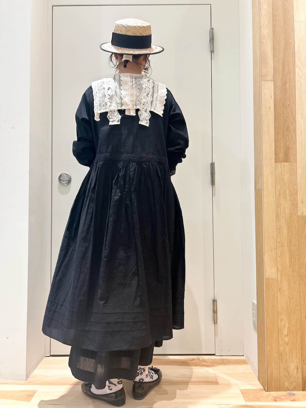 ブラック系のその他アウター、ブラック系のワンピース、ブラック系のスカートを着用したレディースの春コーディネートの5枚目の写真