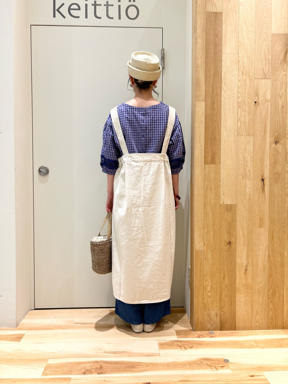 パープル系のシャツ/ブラウス、ホワイト系のワンピース、ベージュ系のハンドバッグを着用したレディースの春コーディネートの2枚目の写真