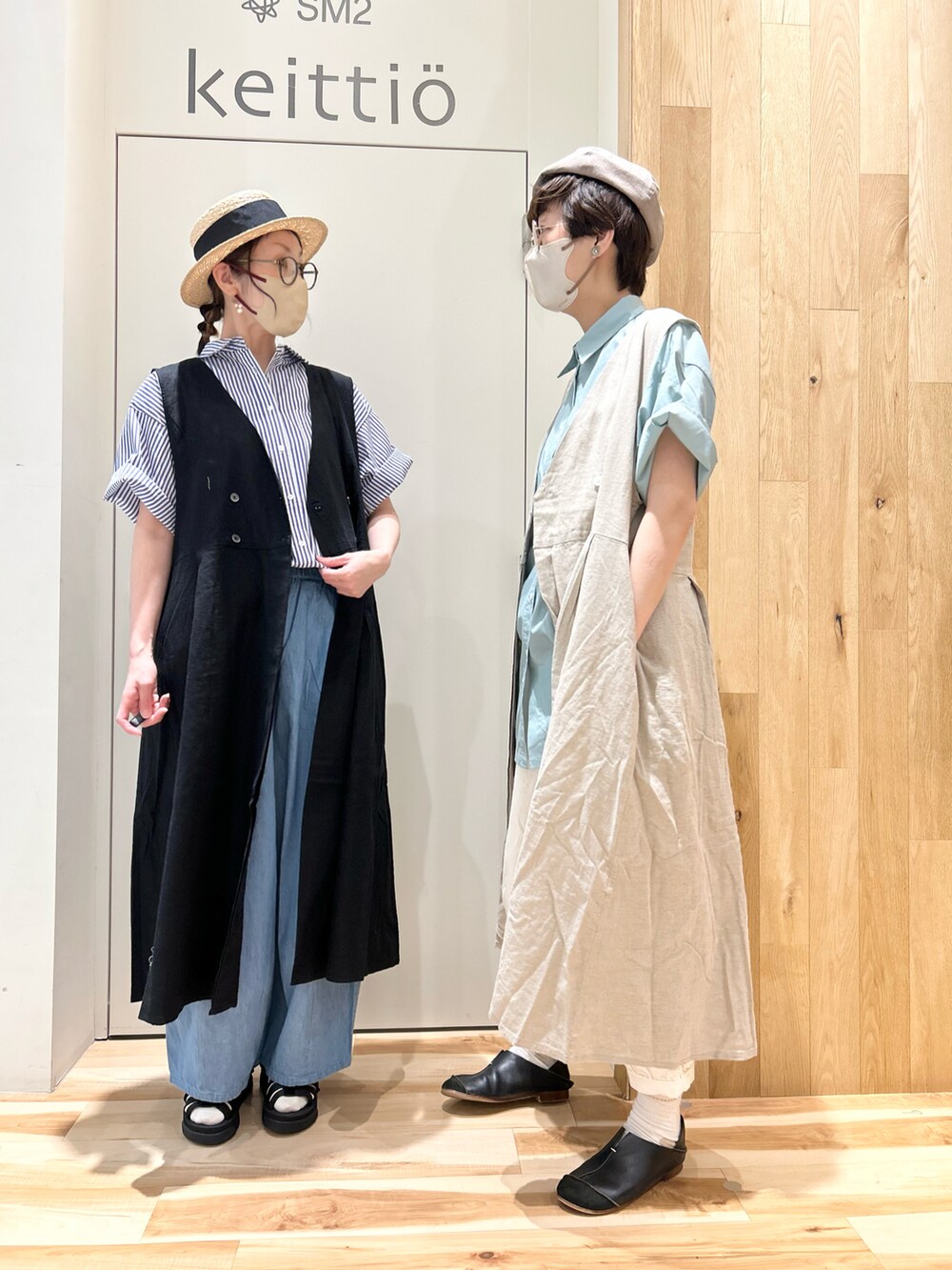 ホワイト系のその他パンツ、ブルー系のデニムパンツ、ブラック系のサンダルを着用したレディースの春コーディネートの3枚目の写真