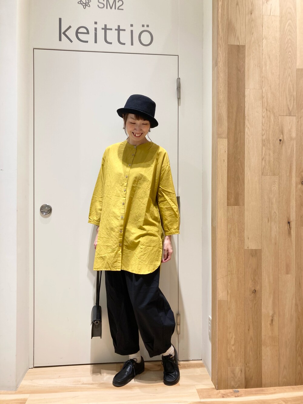 イエロー系のシャツ/ブラウス、ブラック系のショルダーバッグ、ブラック系のその他パンツを着用したレディースの夏コーディネートの3枚目の写真