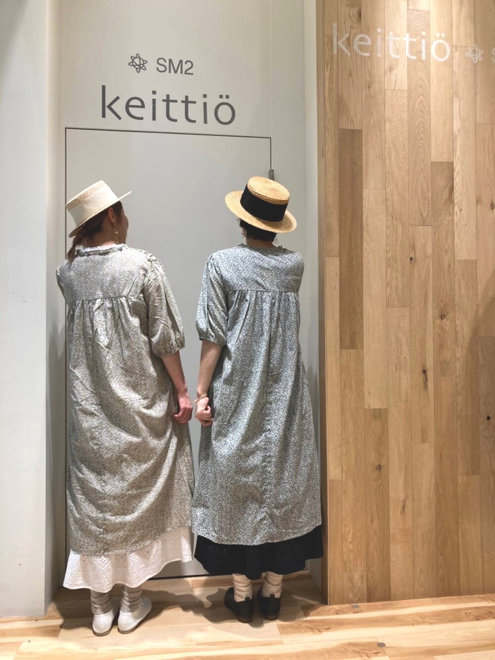 ブラック系のワンピース、ブラック系のTシャツ/カットソー、ブラック系のパンツを着用したレディースの春コーディネートの4枚目の写真