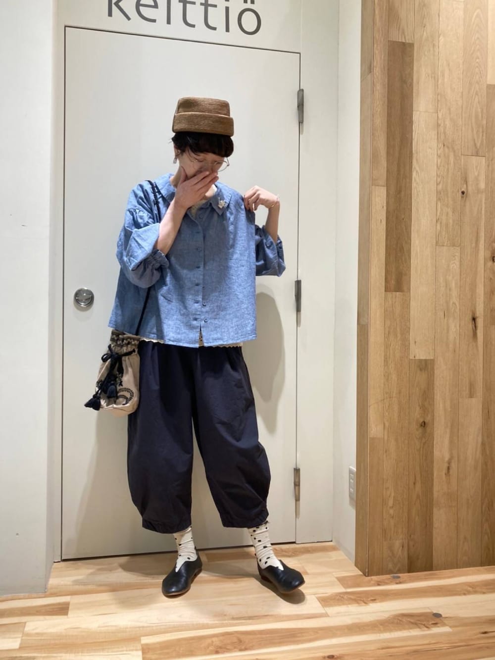 ブルー系のシャツ/ブラウス、グレー系のその他パンツ、ブラック系のその他シューズを着用したレディースの春コーディネートの2枚目の写真