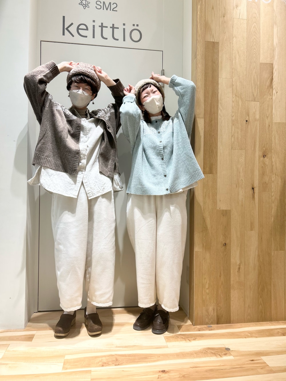 グリーン系のカーディガン/ボレロ、ホワイト系のシャツ/ブラウス、グレー系のチュニックを着用したレディースの冬コーディネートの2枚目の写真