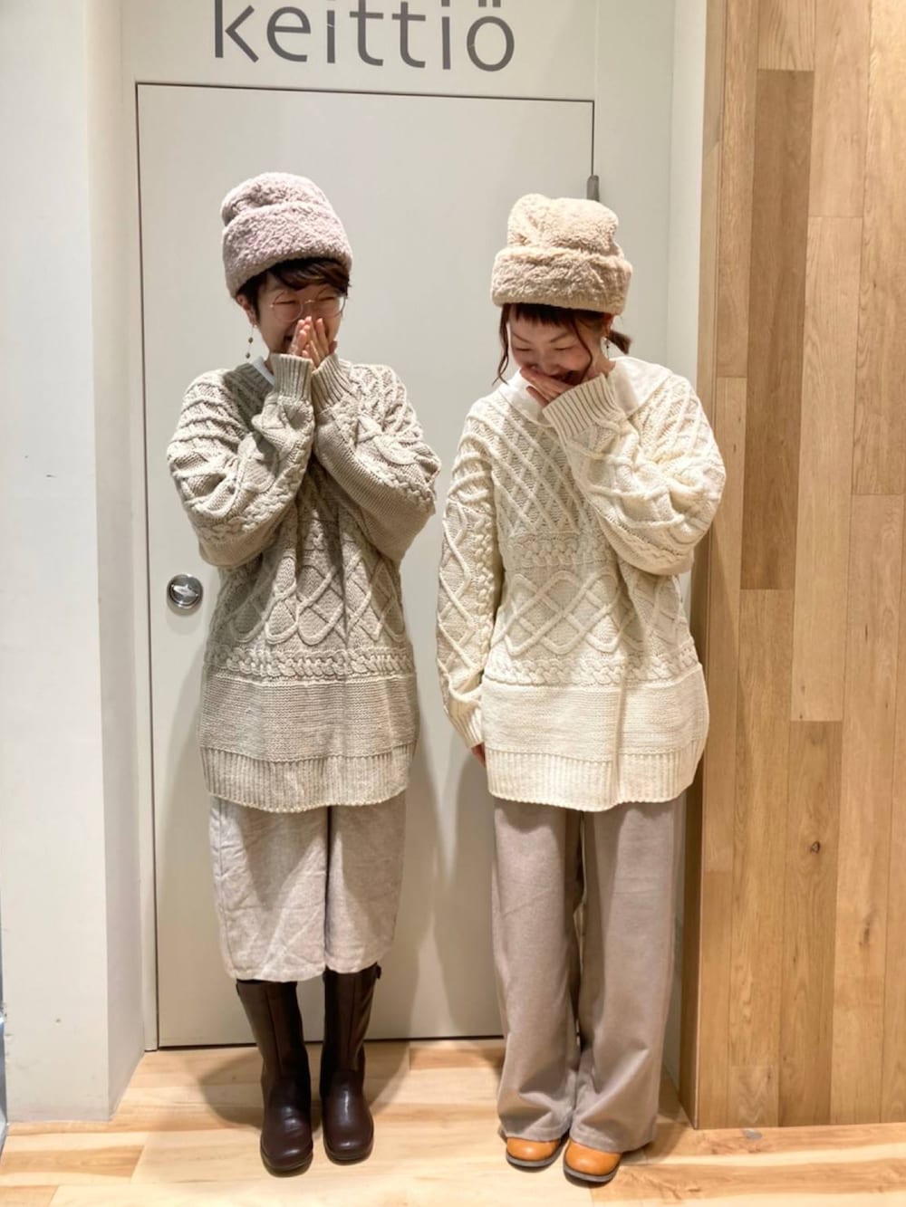 ホワイト系のニット/セーター、ベージュ系のその他パンツ、ホワイト系のシャツ/ブラウスを着用したレディースの冬コーディネートの2枚目の写真