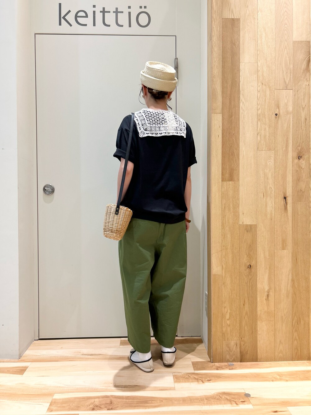 ホワイト系のワンピース、グリーン系のその他パンツ、ベージュ系のハンドバッグを着用したレディースの春コーディネートの4枚目の写真