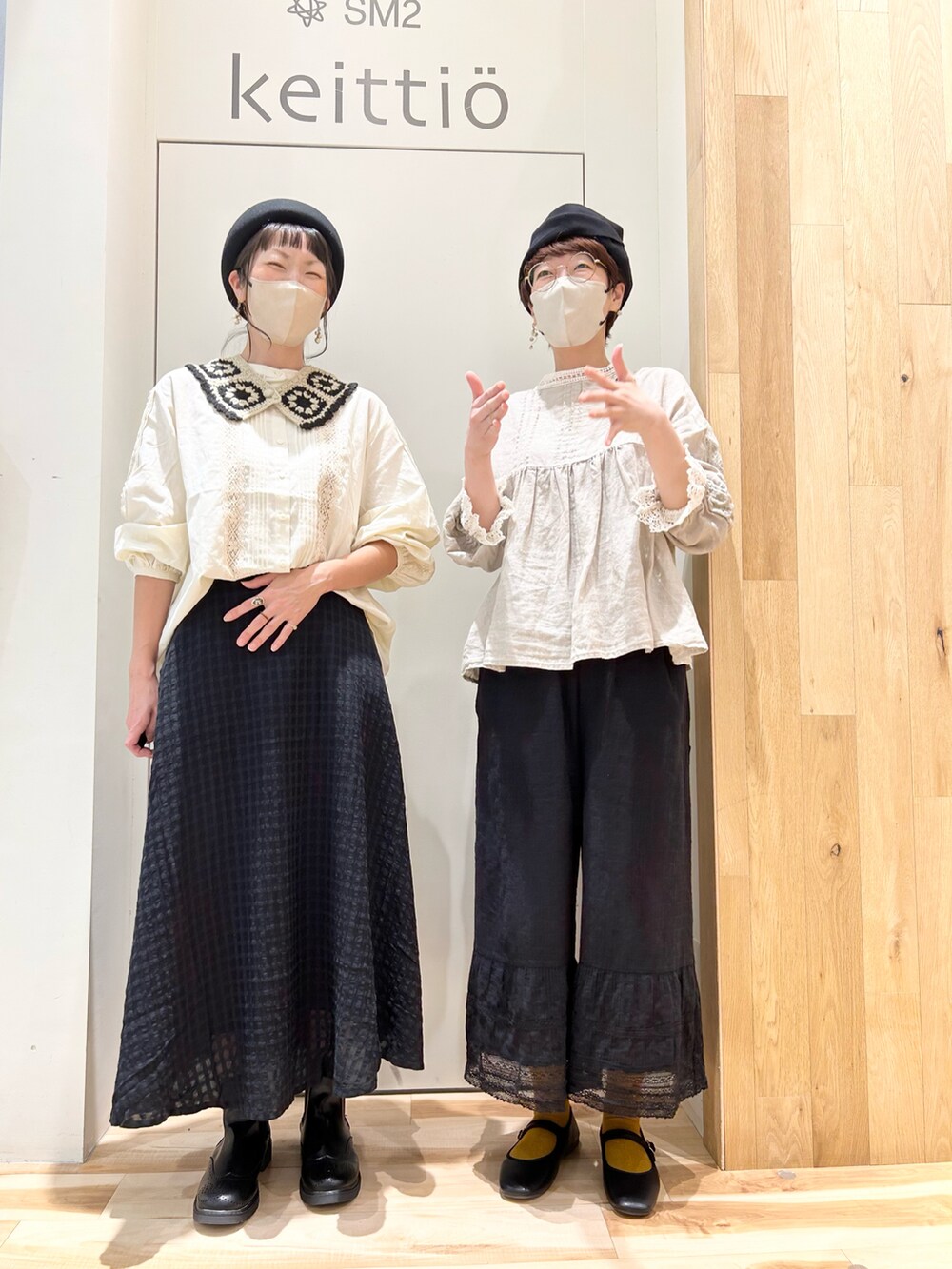 ブラック系のその他パンツ、ブラック系のドレスシューズ、ホワイト系のシャツ/ブラウスを着用したレディースの秋コーディネートの5枚目の写真