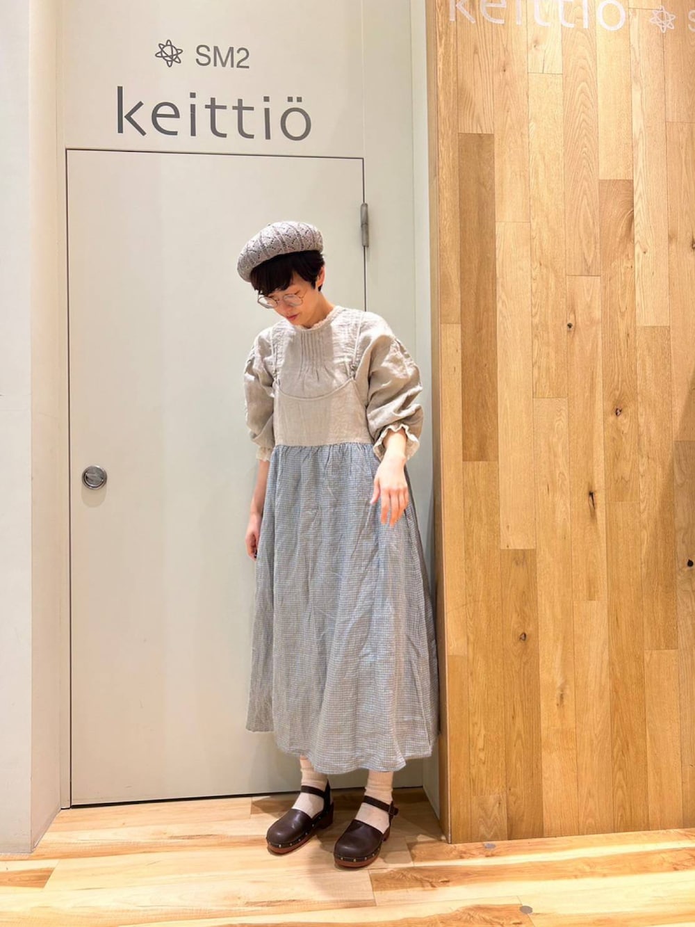 ベージュ系のシャツ/ブラウス、グリーン系のワンピース/ドレス、ベージュ系のパンツを着用したレディースの冬コーディネートの2枚目の写真