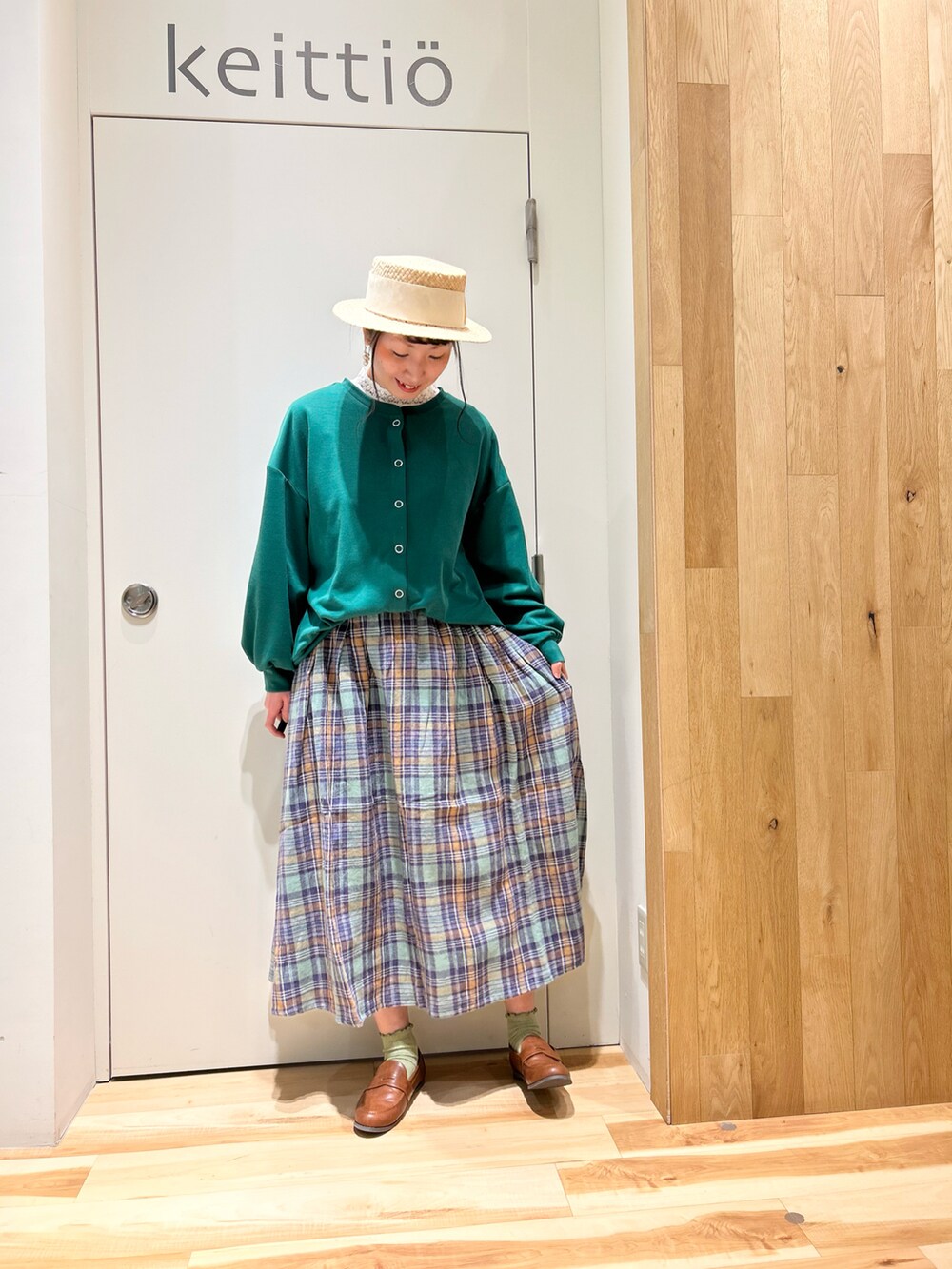 グリーン系のカーディガン/ボレロ、ホワイト系のシャツ/ブラウス、ホワイト系のその他パンツを着用したレディースの冬コーディネートの3枚目の写真