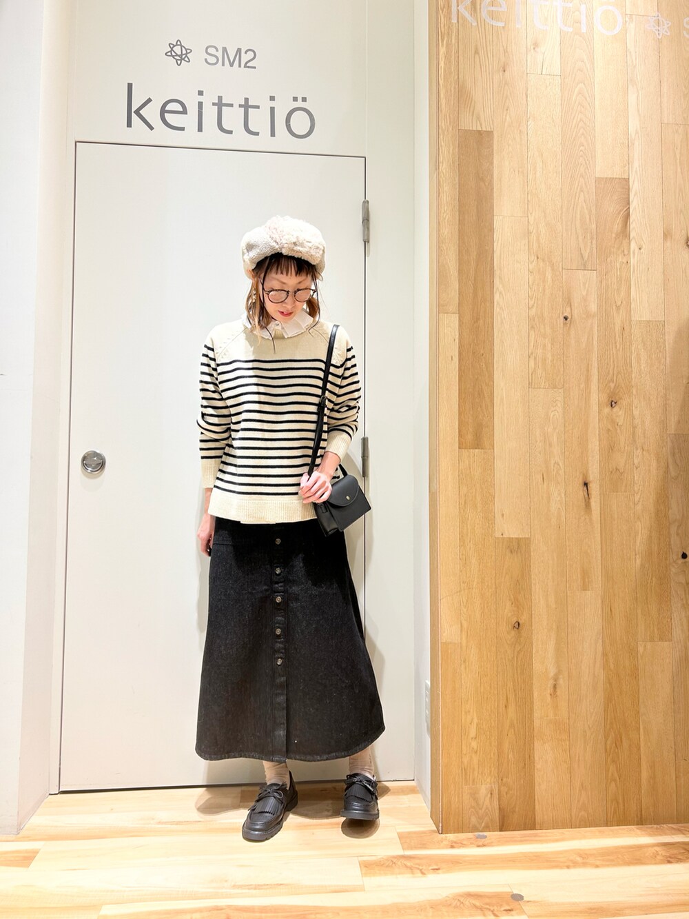 ベージュ系のブルゾン、ホワイト系のシャツ/ブラウス、ホワイト系のニット/セーターを着用したレディースの冬コーディネートの4枚目の写真