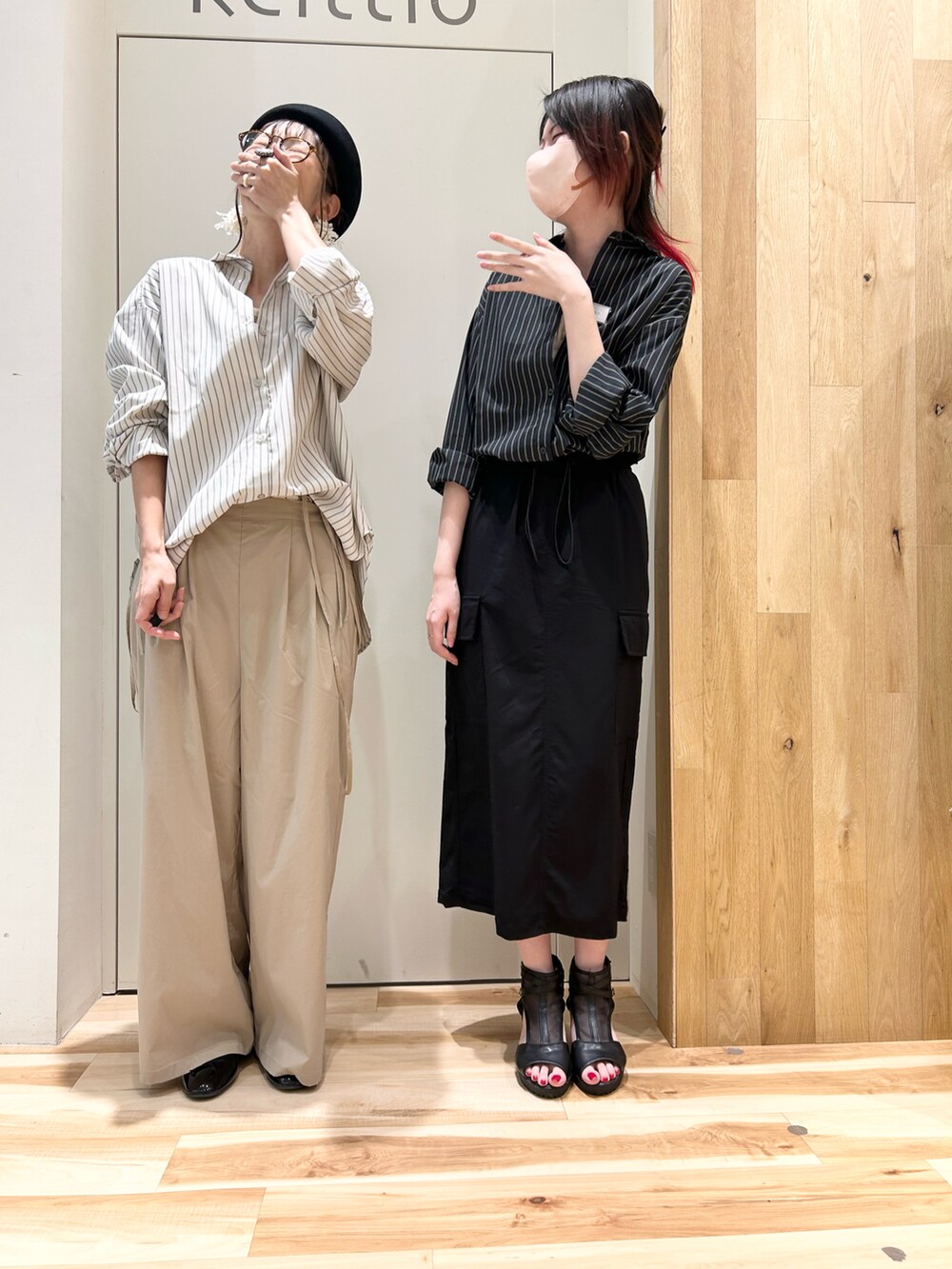 ホワイト系のシャツ/ブラウス、ホワイト系のTシャツ/カットソー、ベージュ系のその他パンツを着用したレディースの秋コーディネートの3枚目の写真