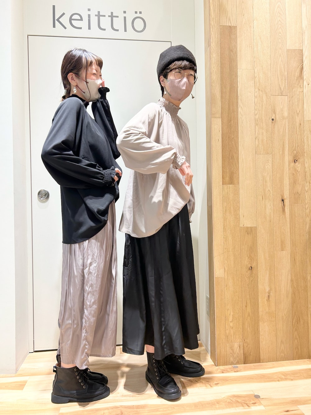 ベージュ系のシャツ/ブラウス、ブラック系のスカート、ブラック系のシャツ/ブラウスを着用したレディースの冬コーディネートの2枚目の写真