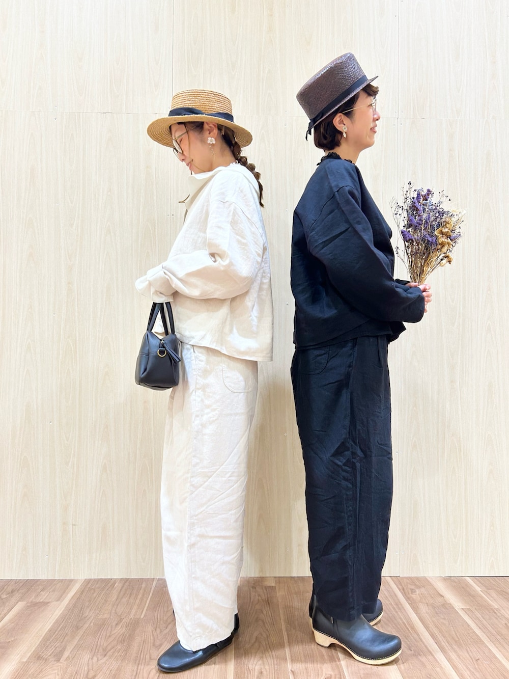 ベージュ系のノーカラージャケット、ホワイト系のシャツ/ブラウス、ベージュ系のその他パンツを着用したレディースの冬コーディネートの2枚目の写真