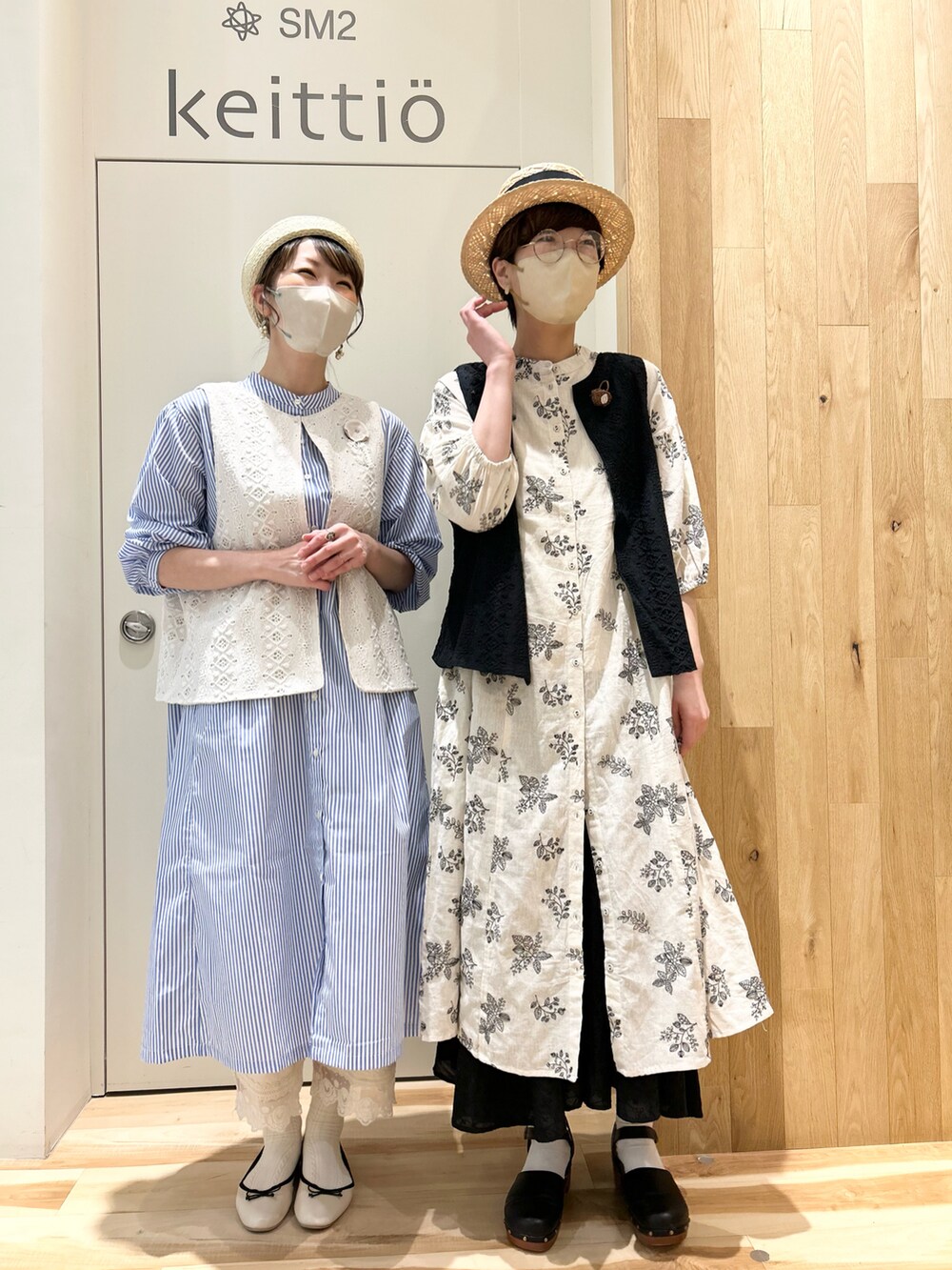 ブラック系のベスト、ブラック系のドレスシューズ、ホワイト系のベストを着用したレディースの春コーディネートの4枚目の写真