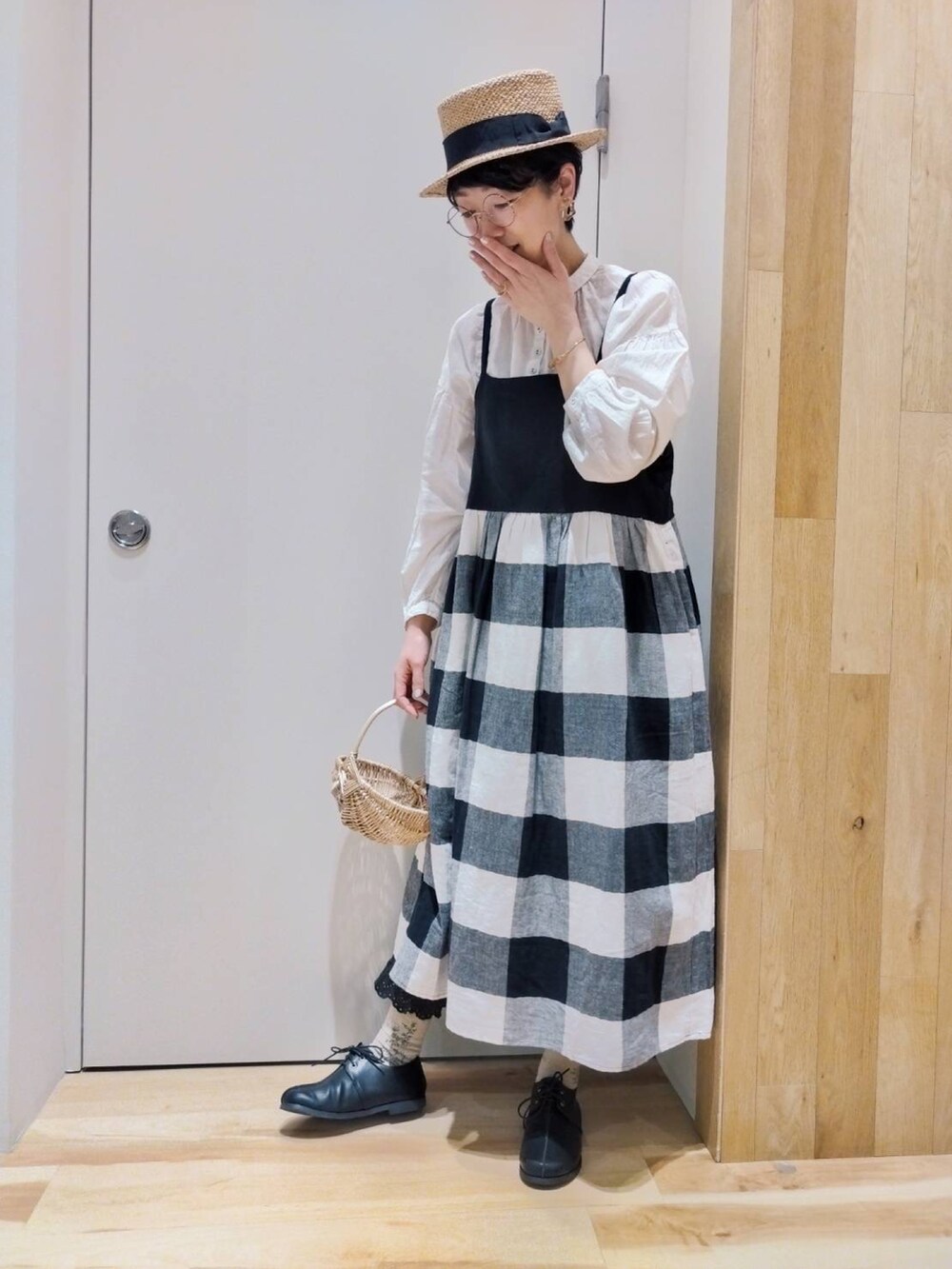 グレー系のワンピース、グレー系のパンツ、ホワイト系のシャツ/ブラウスを着用したレディースの春コーディネートの4枚目の写真