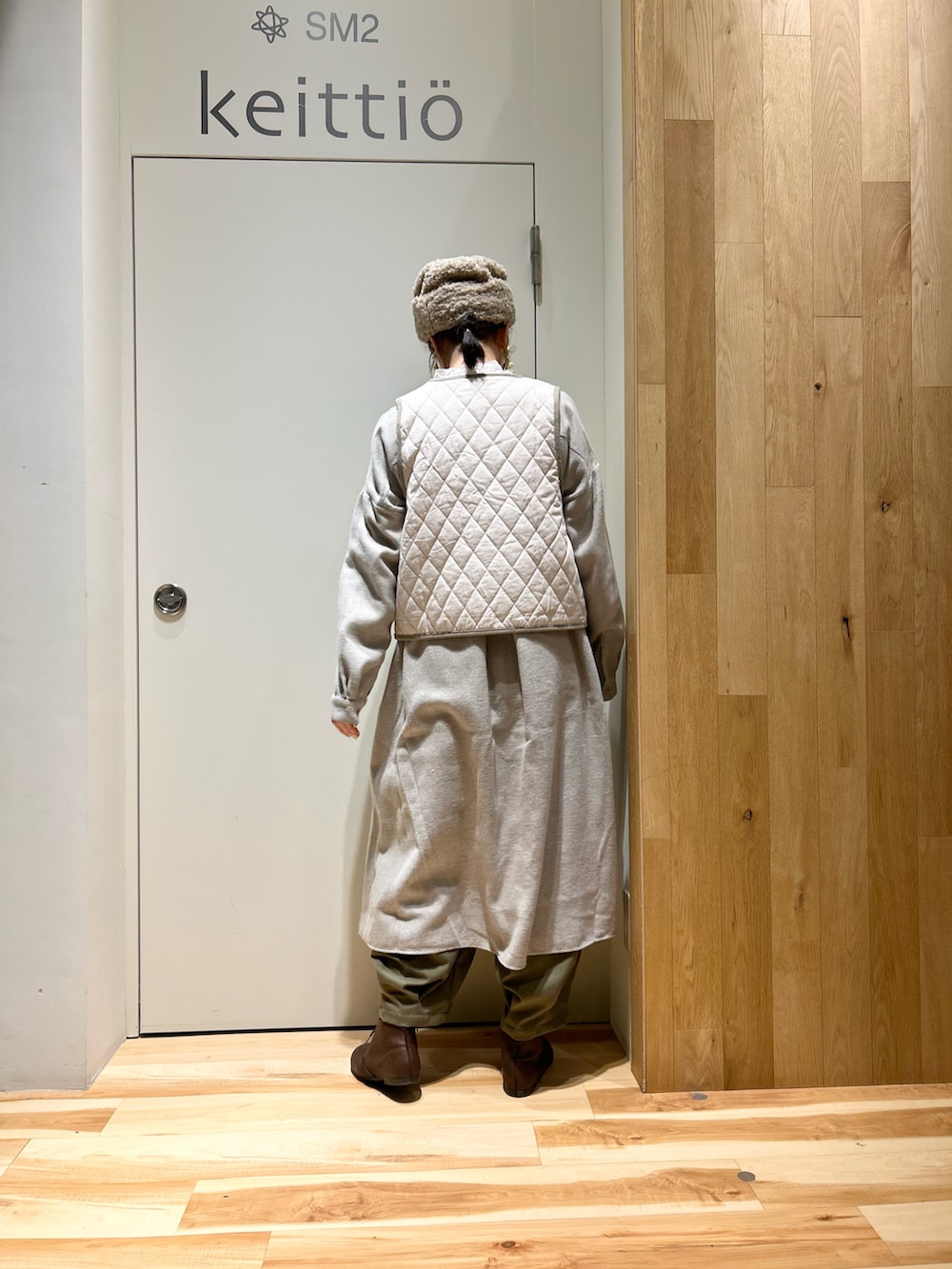 ホワイト系のシャツ/ブラウス、ホワイト系のベスト、ベージュ系のワンピースを着用したレディースの冬コーディネートの3枚目の写真