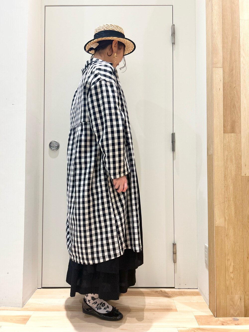 ブラック系のその他アウター、ブラック系のワンピース、ブラック系のスカートを着用したレディースの春コーディネートの2枚目の写真