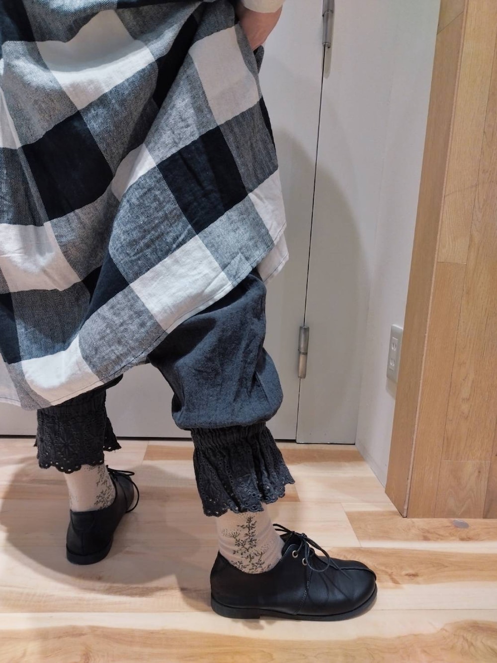 グレー系のワンピース、グレー系のパンツ、ホワイト系のシャツ/ブラウスを着用したレディースの春コーディネートの3枚目の写真