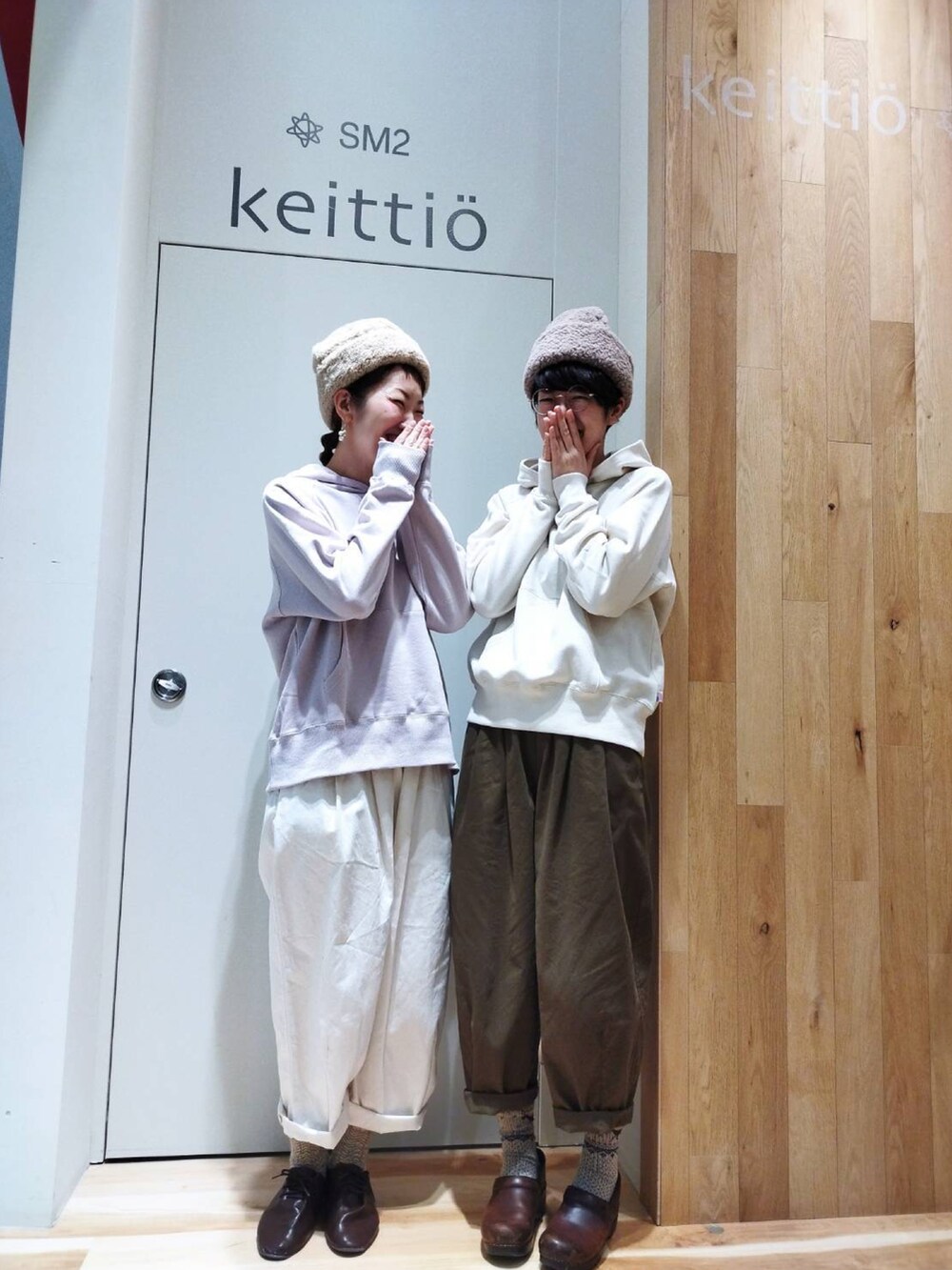 ホワイト系のその他パンツ、ホワイト系のパーカー、ベージュ系のニットキャップ/ビーニーを着用したレディースの冬コーディネートの3枚目の写真