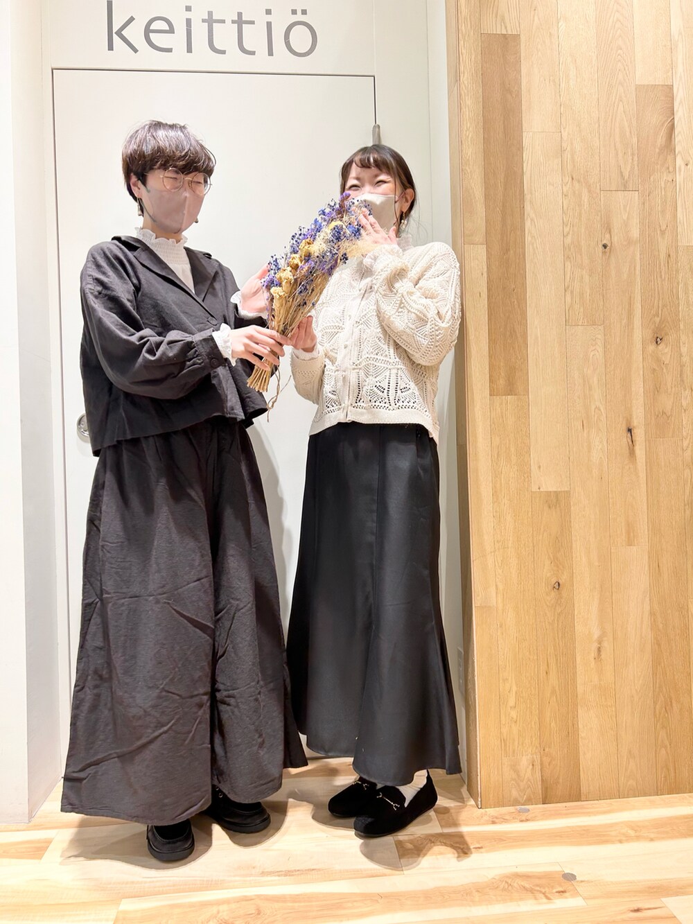 ブラック系のノーカラージャケット、ホワイト系のシャツ/ブラウス、ブラック系のその他パンツを着用したレディースの冬コーディネートの3枚目の写真