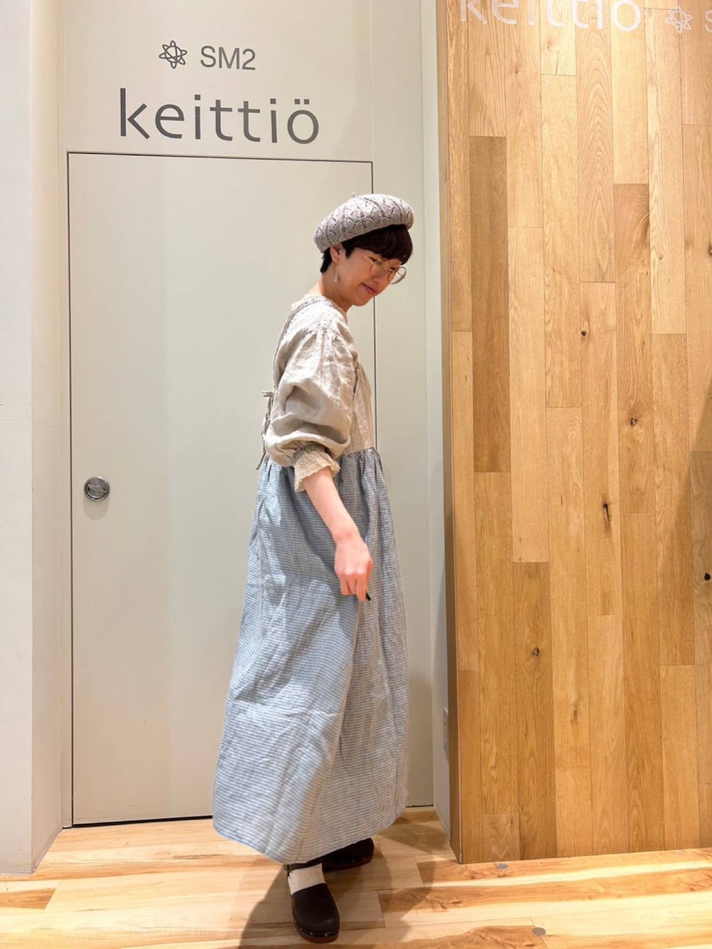 ベージュ系のシャツ/ブラウス、グリーン系のワンピース/ドレス、ベージュ系のパンツを着用したレディースの冬コーディネートの3枚目の写真