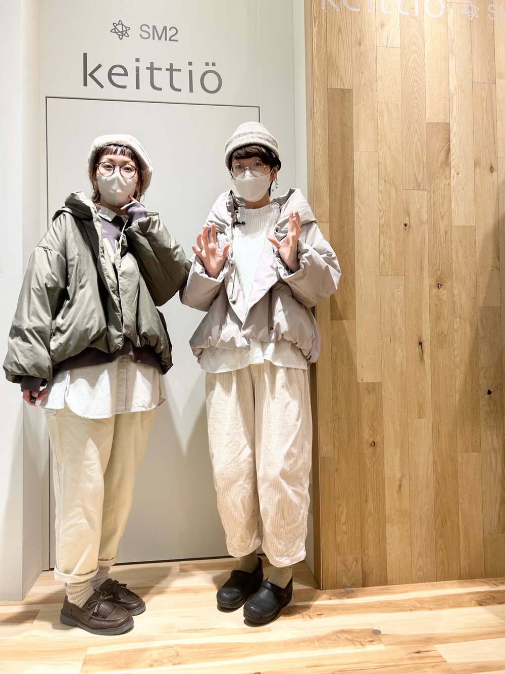 ベージュ系のブルゾン、ホワイト系のその他パンツ、ブラウン系のローファーを着用したレディースの冬コーディネートの3枚目の写真