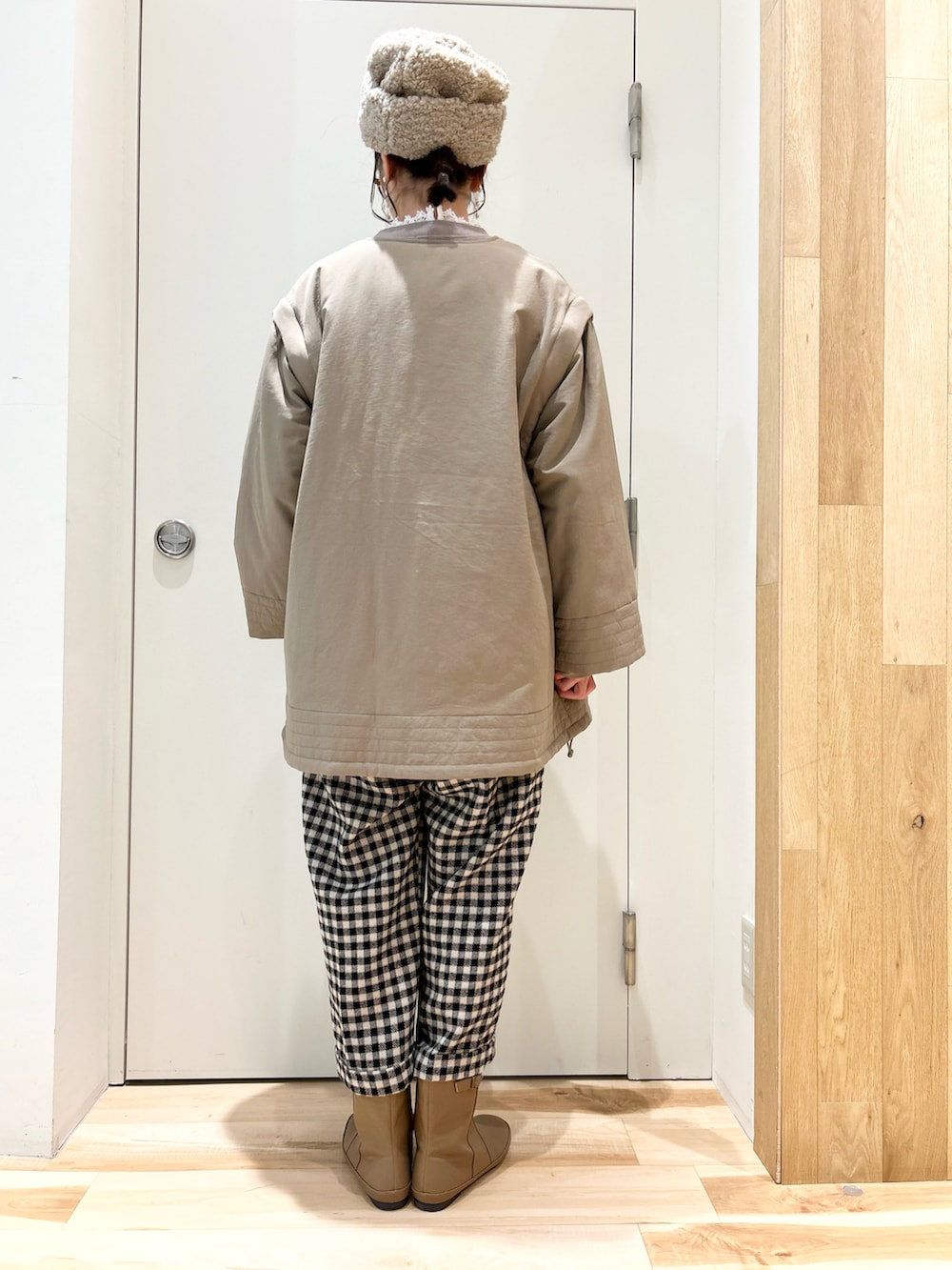 ホワイト系のその他アウター、ホワイト系のシャツ/ブラウス、ベージュ系のその他パンツを着用したレディースの冬コーディネートの3枚目の写真