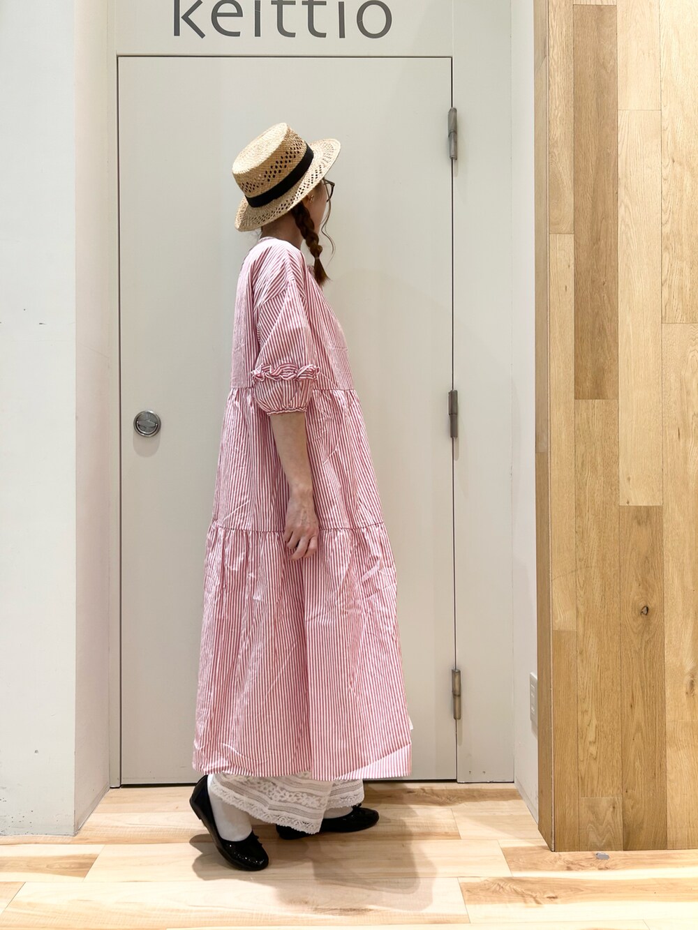 ホワイト系のTシャツ/カットソー、レッド系のワンピース、レッド系のワンピース/ドレスを着用したレディースの春コーディネートの4枚目の写真