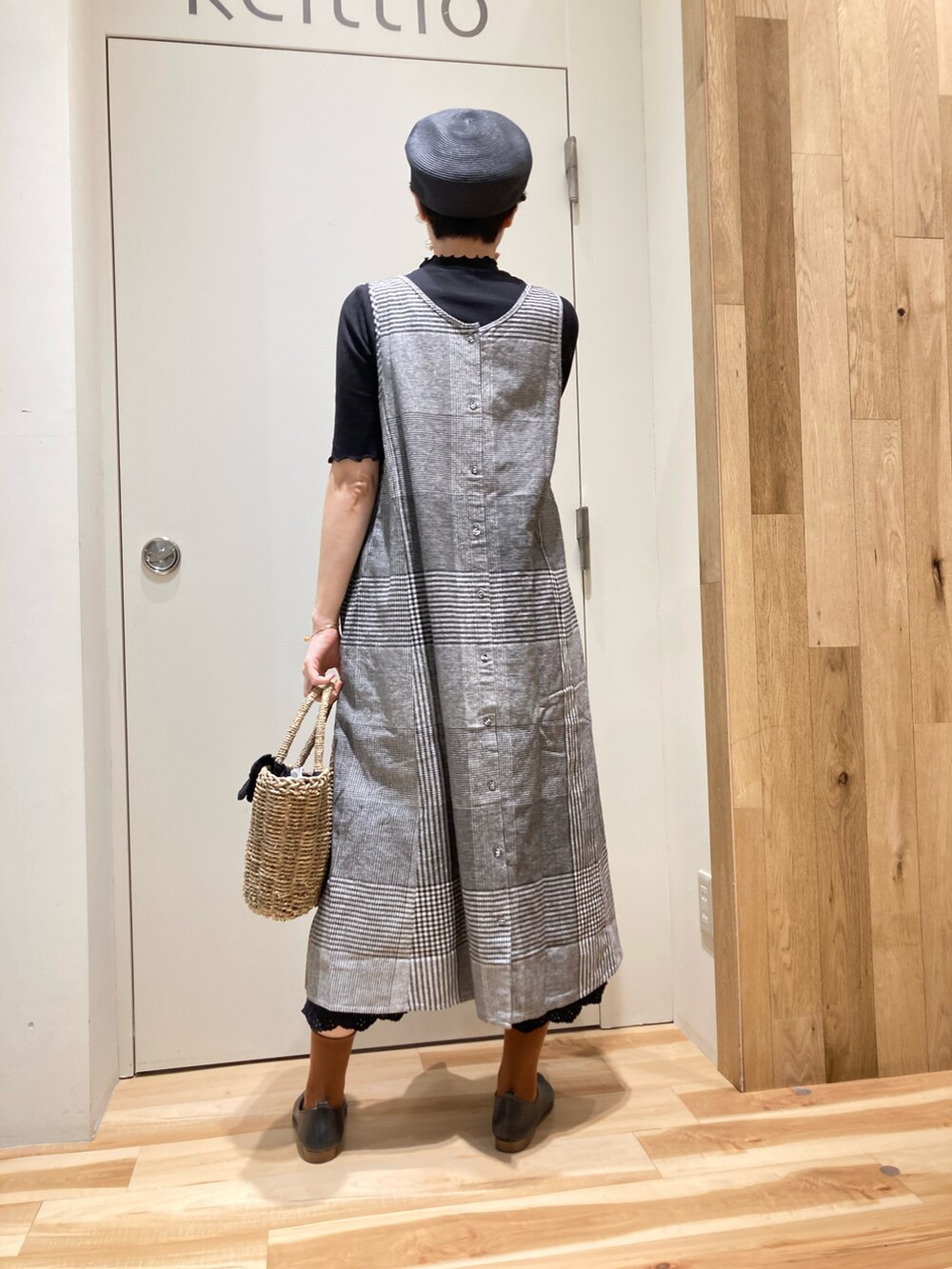 ブラック系のTシャツ/カットソー、ブラック系のかごバッグ、ブラック系のその他シューズを着用したレディースの夏コーディネートの3枚目の写真