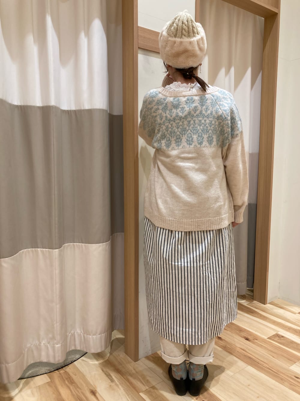 ホワイト系のTシャツ/カットソー、ホワイト系のワンピース、ホワイト系のその他パンツを着用したレディースの冬コーディネートの2枚目の写真