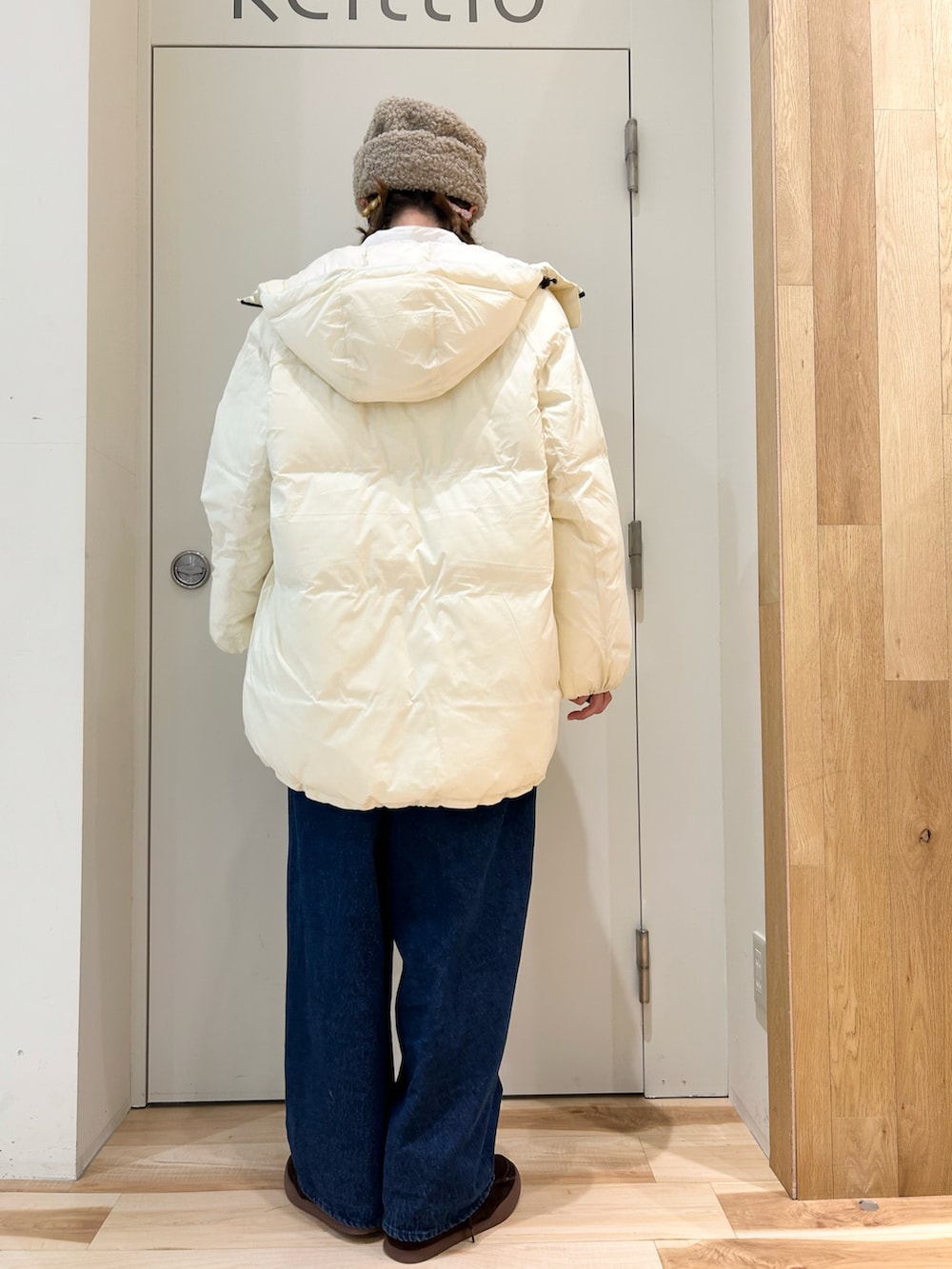 ホワイト系のジャケット/アウター、ホワイト系のシャツ/ブラウス、オレンジ系のニット/セーターを着用したレディースの冬コーディネートの3枚目の写真