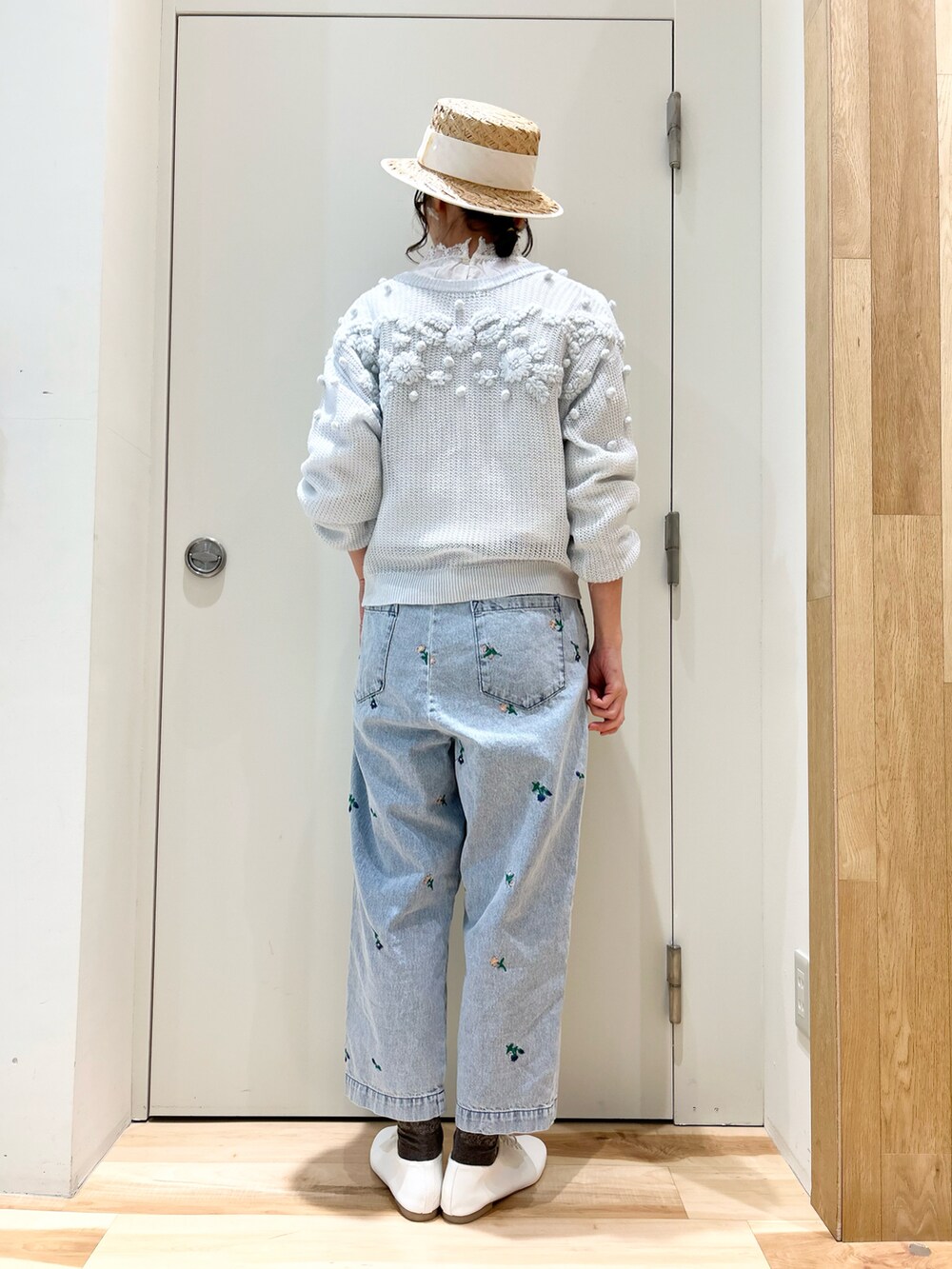 ブルー系のカーディガン/ボレロ、ホワイト系のシャツ/ブラウス、ブルー系のデニムパンツを着用したレディースの冬コーディネートの2枚目の写真