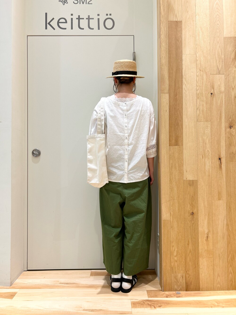 ホワイト系のタンクトップ、ホワイト系のシャツ/ブラウス、グレー系のシャツ/ブラウスを着用したレディースの春コーディネートの5枚目の写真