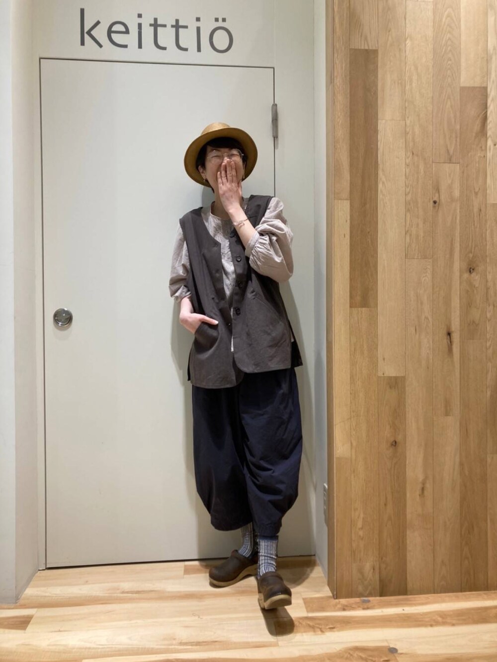 ベージュ系のシャツ/ブラウス、グレー系のその他パンツ、グレー系のベストを着用したレディースの春コーディネートの3枚目の写真