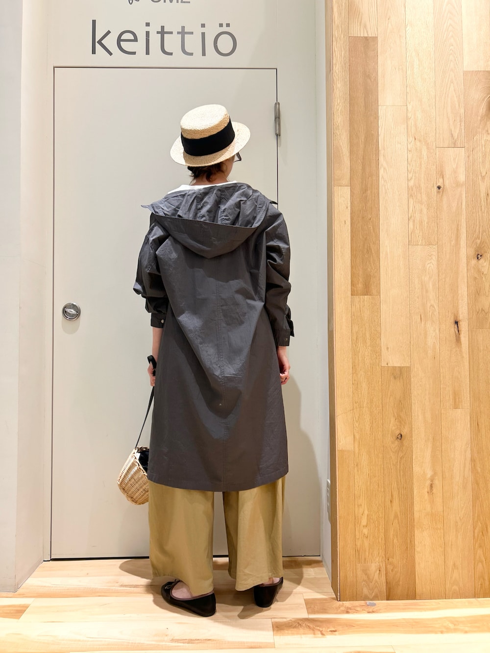 ホワイト系のシャツ/ブラウス、ベージュ系のその他パンツ、ブラック系のハンドバッグを着用したレディースの春コーディネートの4枚目の写真