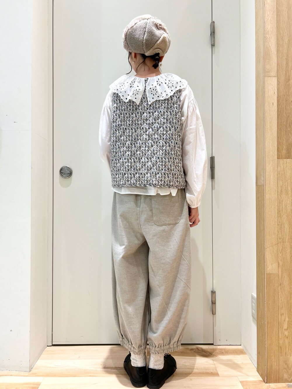 ホワイト系のシャツ/ブラウス、ホワイト系のベスト、グレー系のその他パンツを着用したレディースの冬コーディネートの4枚目の写真