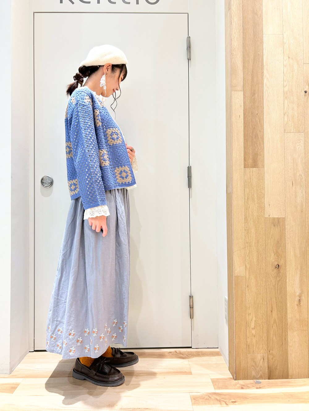 ホワイト系のシャツ/ブラウス、ブルー系のカーディガン/ボレロ、ブルー系のスカートを着用したレディースの秋コーディネートの2枚目の写真
