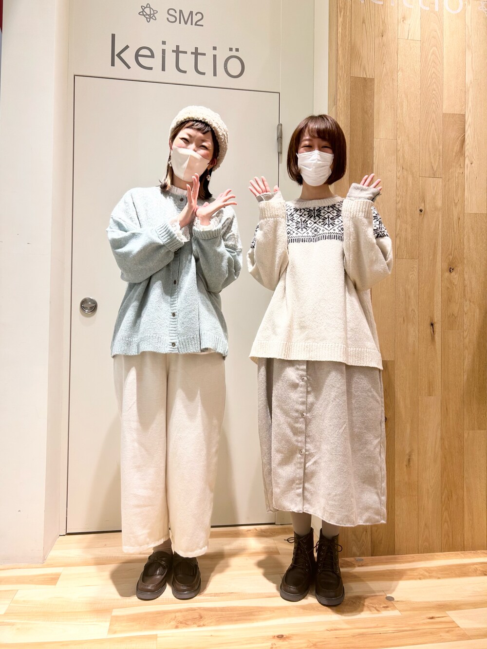 グリーン系のカーディガン/ボレロ、ホワイト系のシャツ/ブラウス、グレー系のチュニックを着用したレディースの冬コーディネートの5枚目の写真