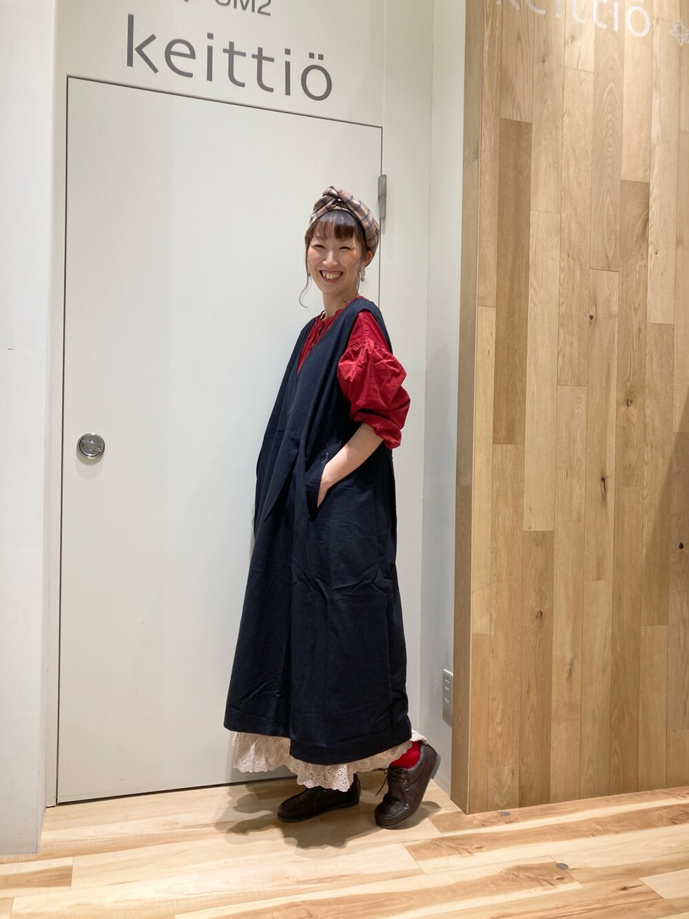 レッド系のワンピース/ドレス、ホワイト系のスカート、ブラウン系のその他シューズを着用したレディースの秋コーディネートの3枚目の写真