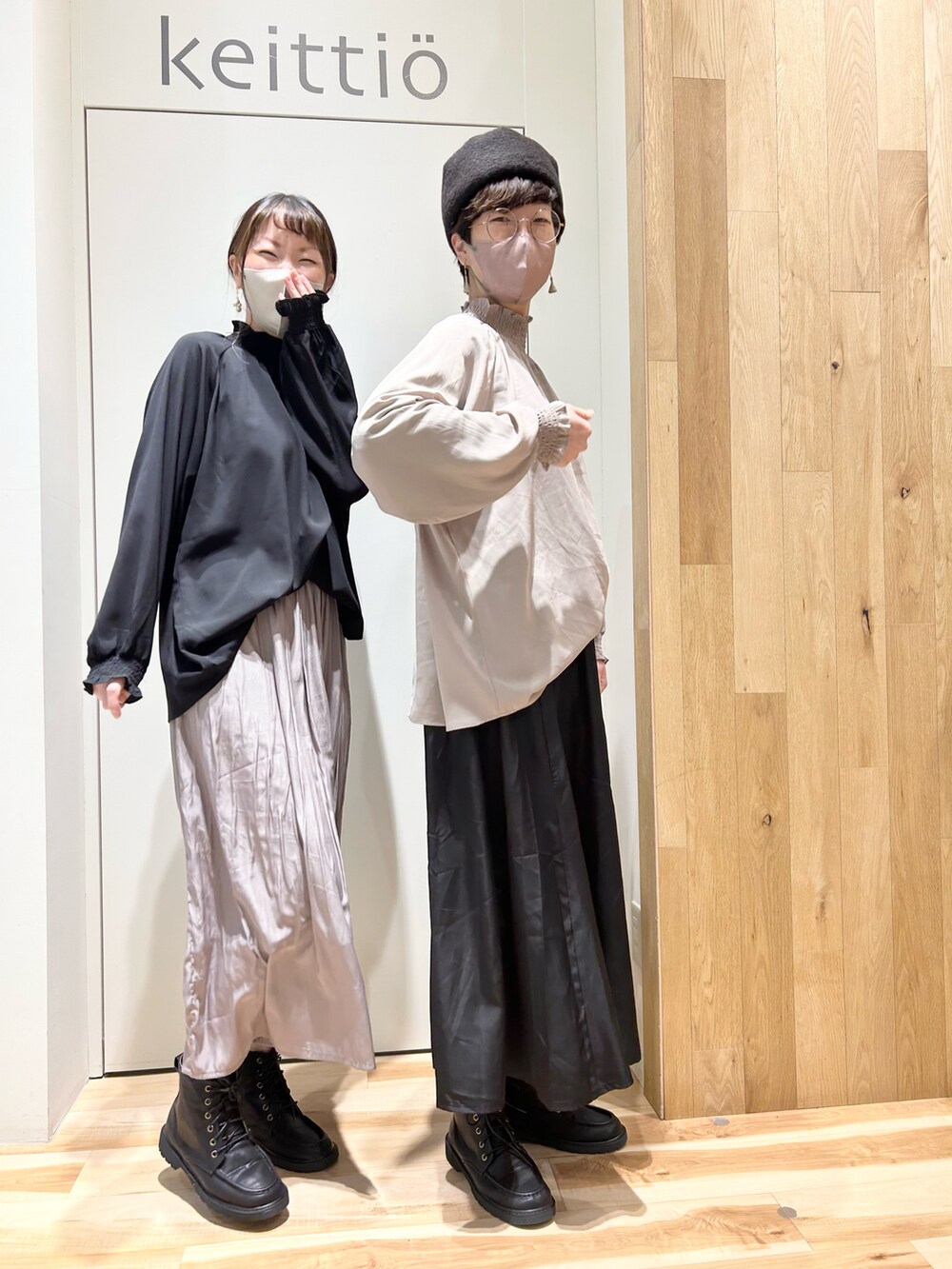 ベージュ系のシャツ/ブラウス、ブラック系のスカート、ブラック系のシャツ/ブラウスを着用したレディースの冬コーディネートの3枚目の写真