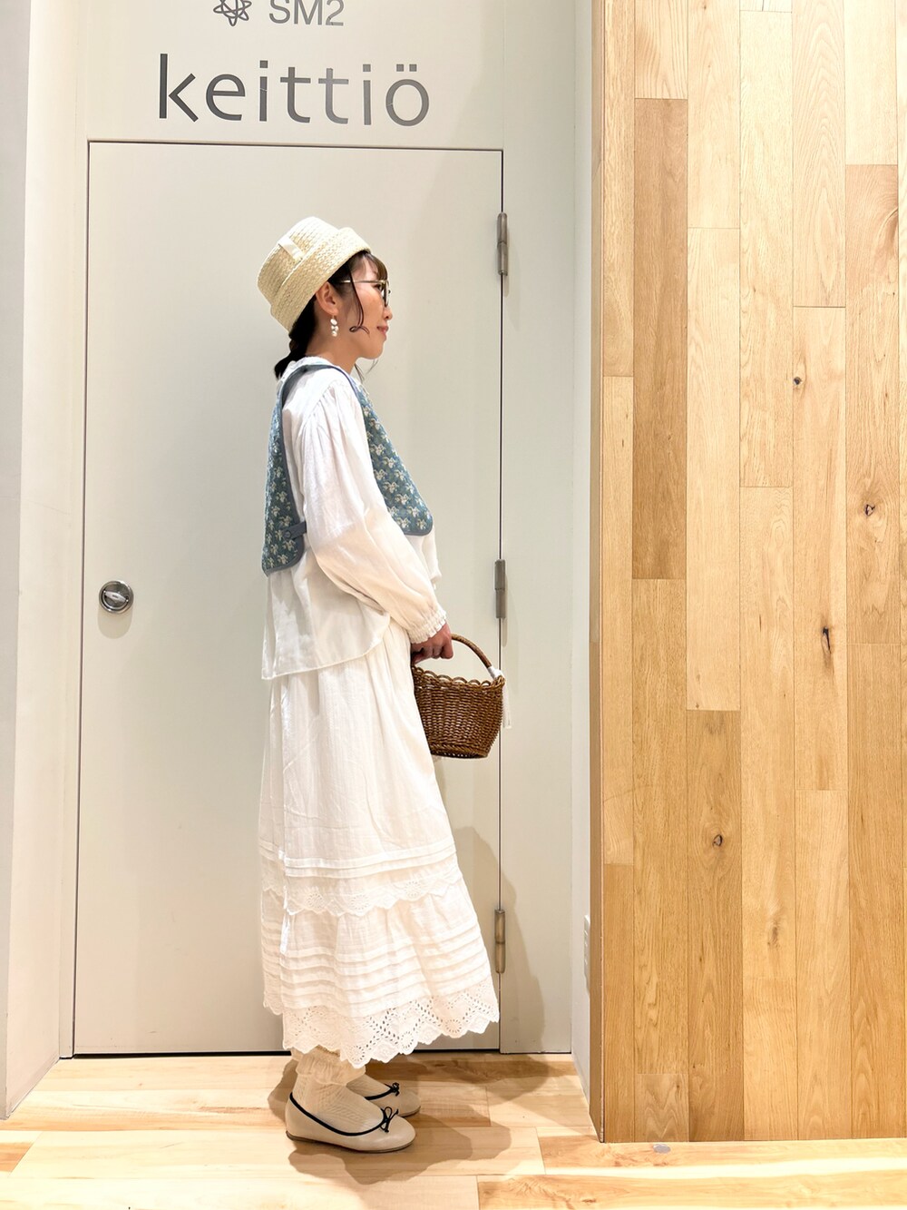 ブルー系のベスト、ホワイト系のシャツ/ブラウス、ホワイト系のその他パンツを着用したレディースの春コーディネートの2枚目の写真