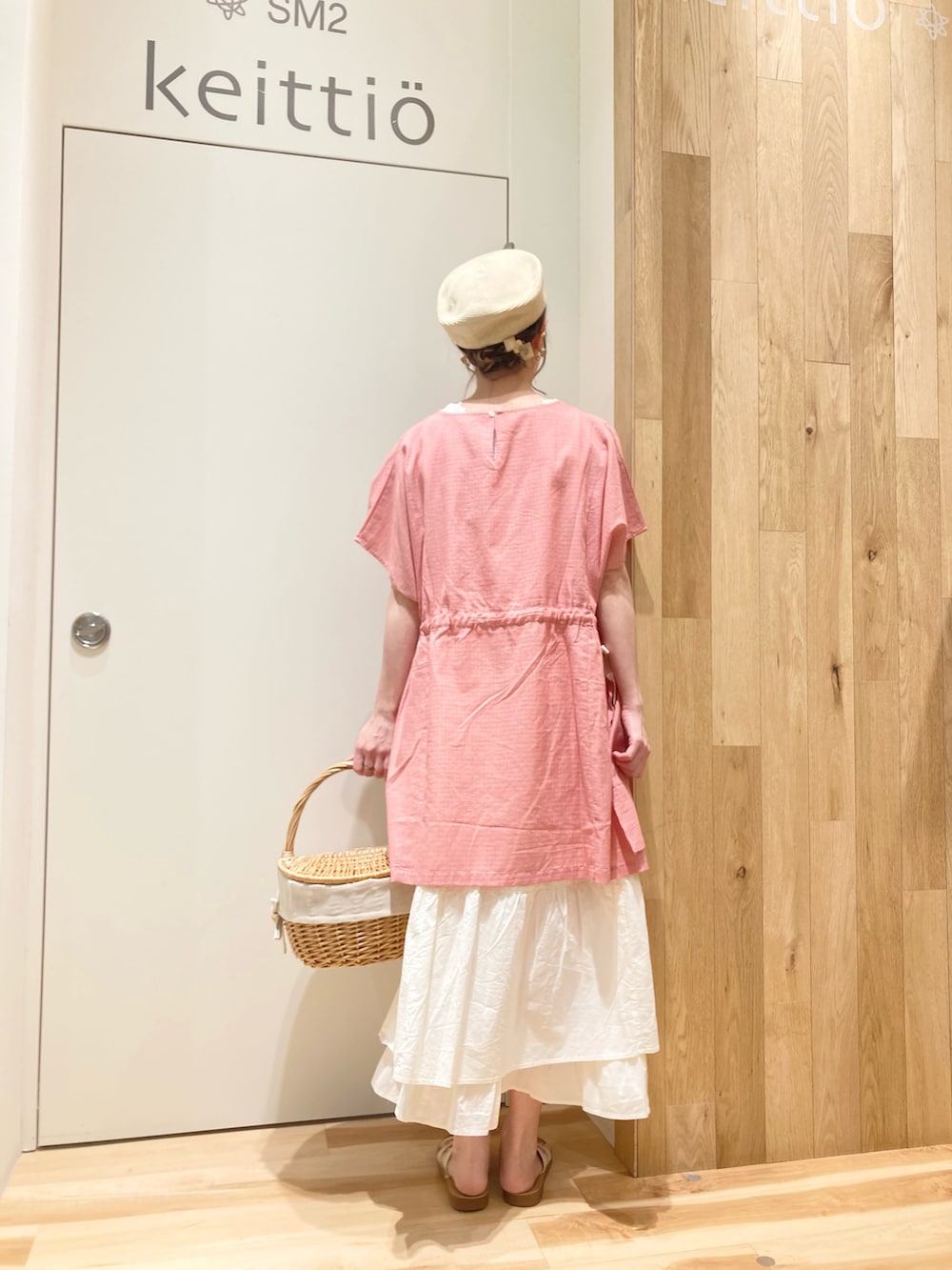 ホワイト系のTシャツ/カットソー、ピンク系のシャツ/ブラウス、ホワイト系のスカートを着用したレディースの夏コーディネートの2枚目の写真