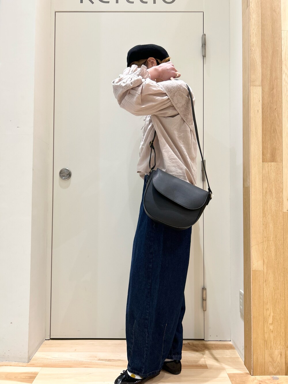 グレー系のシャツ/ブラウス、ブルー系のその他パンツ、ブラック系のハンドバッグを着用したレディースの冬コーディネートの2枚目の写真