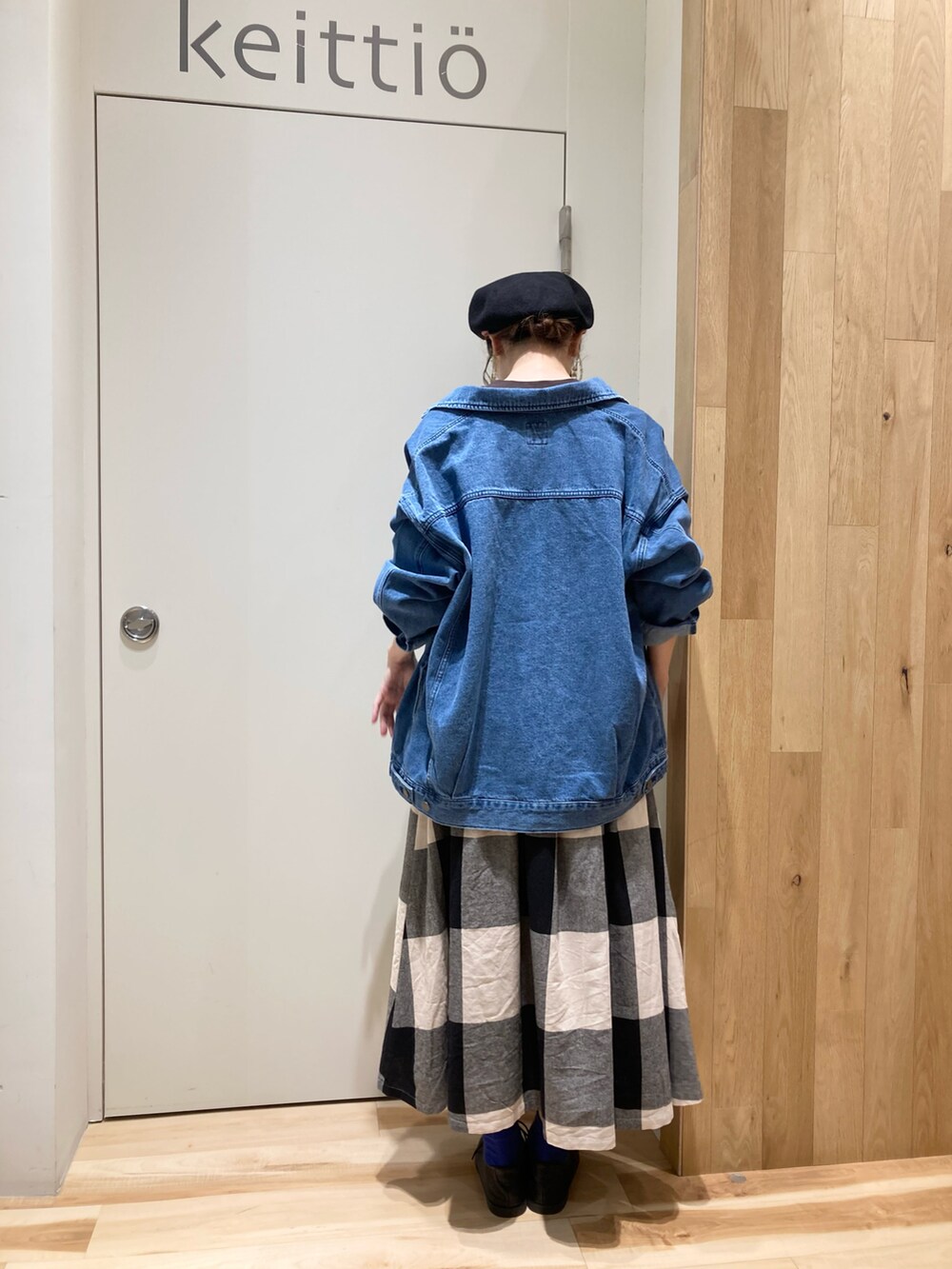 ブラウン系のTシャツ/カットソー、ブルー系のデニムジャケット、ブラック系のスカートを着用したレディースの夏コーディネートの3枚目の写真