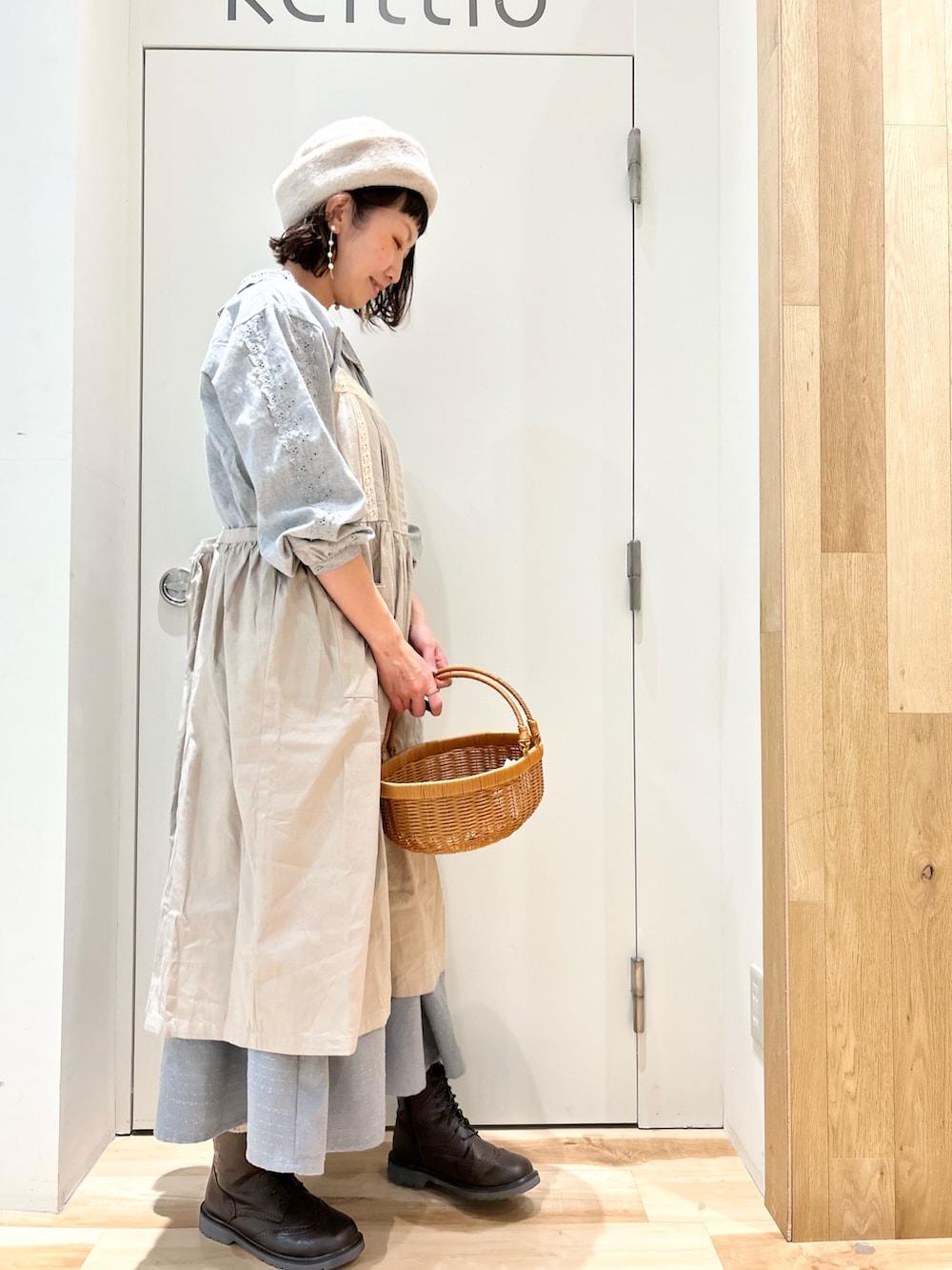 ブルー系のシャツ/ブラウス、ブルー系のスカート、ブラウン系のブーツを着用したレディースの秋コーディネートの2枚目の写真