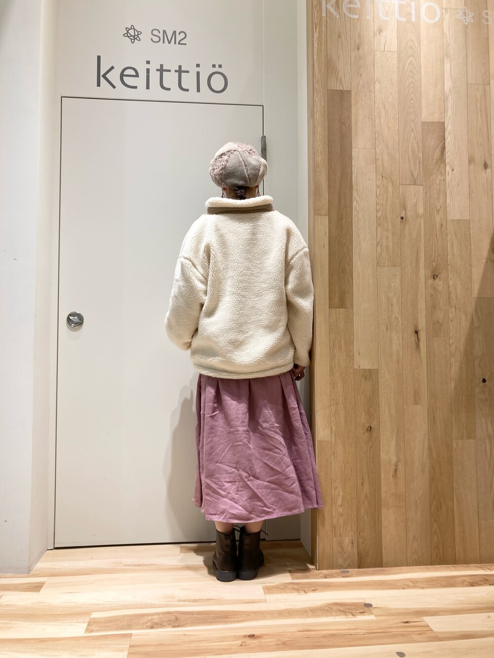 ベージュ系のブルゾン、ピンク系のスカート、ピンク系のシャツ/ブラウスを着用したレディースの秋コーディネートの3枚目の写真