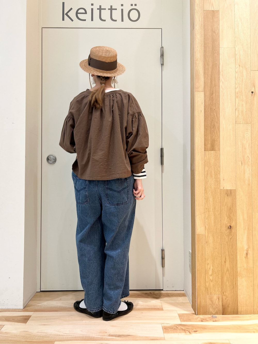 ブラウン系のノーカラージャケット、ブラック系のTシャツ/カットソー、ブルー系のサロペット/オーバーオールを着用したレディースの春コーディネートの4枚目の写真