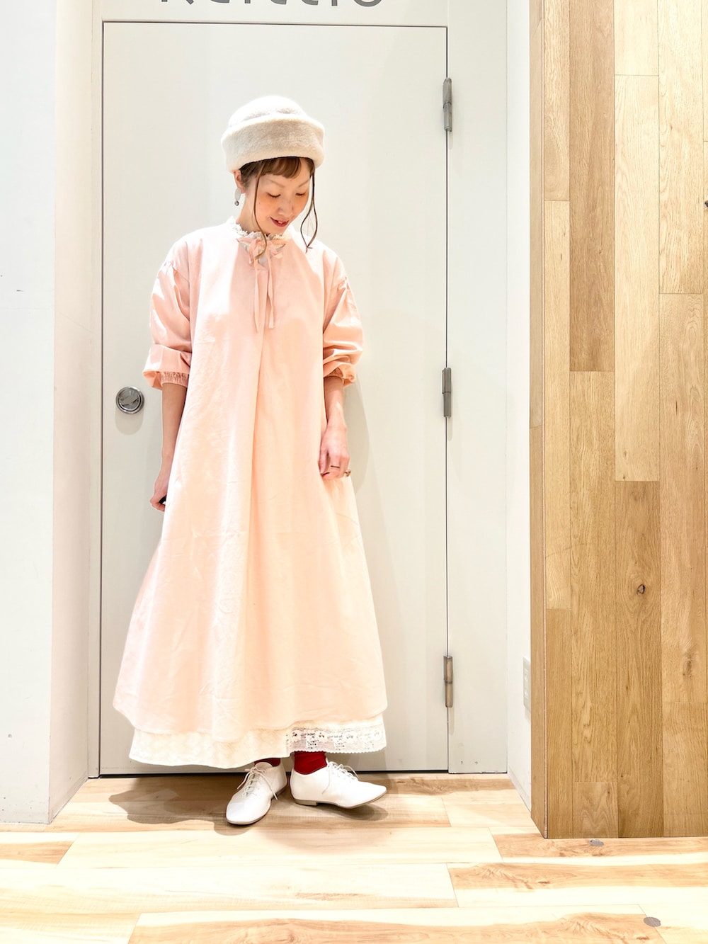 ホワイト系のカーディガン/ボレロ、ピンク系のワンピース、ホワイト系のスカートを着用したレディースの冬コーディネートの4枚目の写真