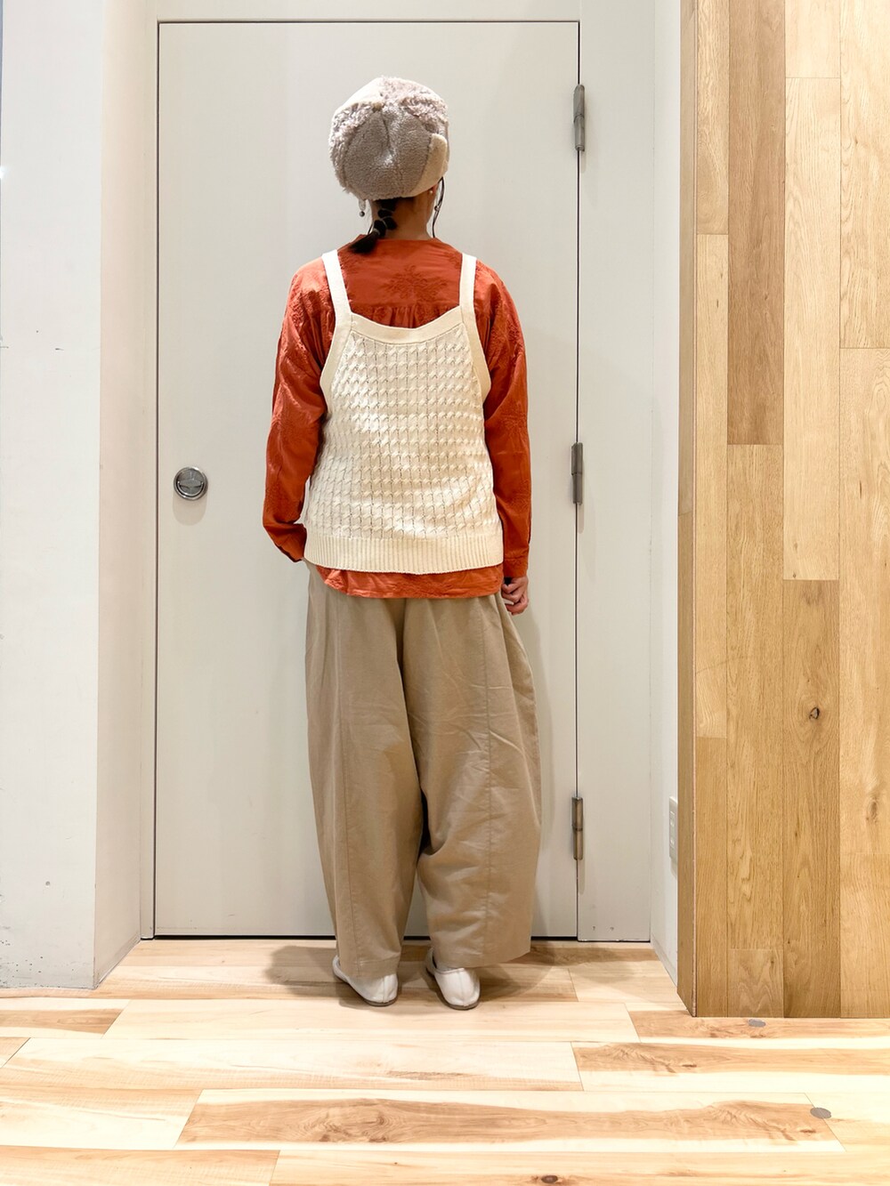 ホワイト系のベスト、オレンジ系のシャツ/ブラウス、ベージュ系のその他パンツを着用したレディースの秋コーディネートの4枚目の写真