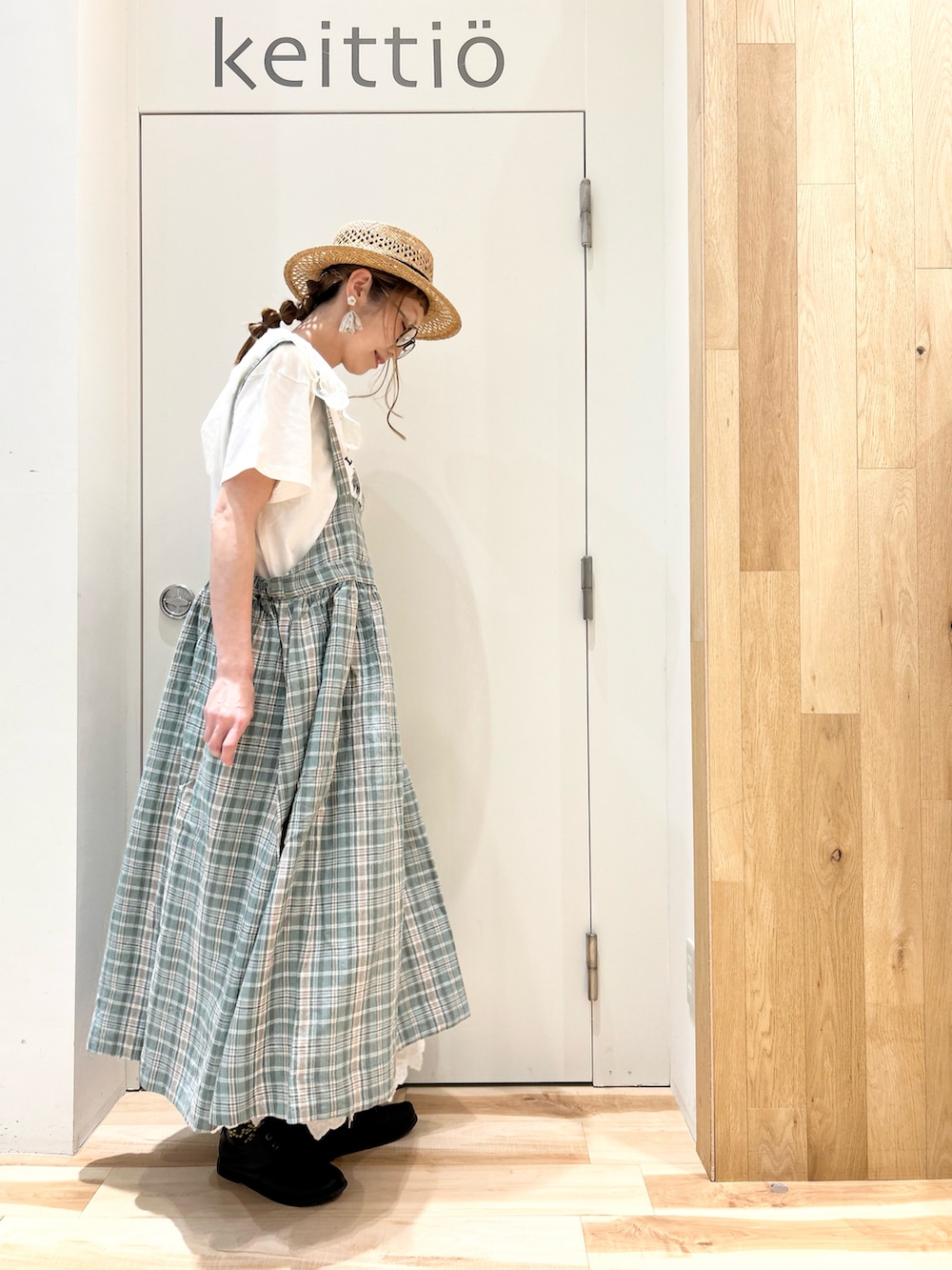 ホワイト系のTシャツ/カットソー、グリーン系のワンピース、ホワイト系のスカートを着用したレディースの春コーディネートの3枚目の写真