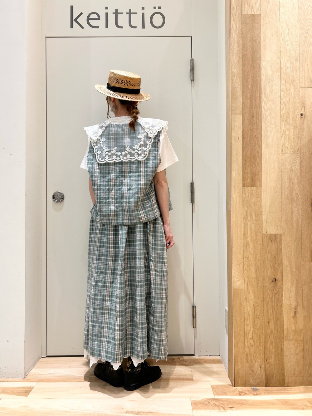 ホワイト系のTシャツ/カットソー、グリーン系のワンピース、ホワイト系のスカートを着用したレディースの春コーディネートの4枚目の写真